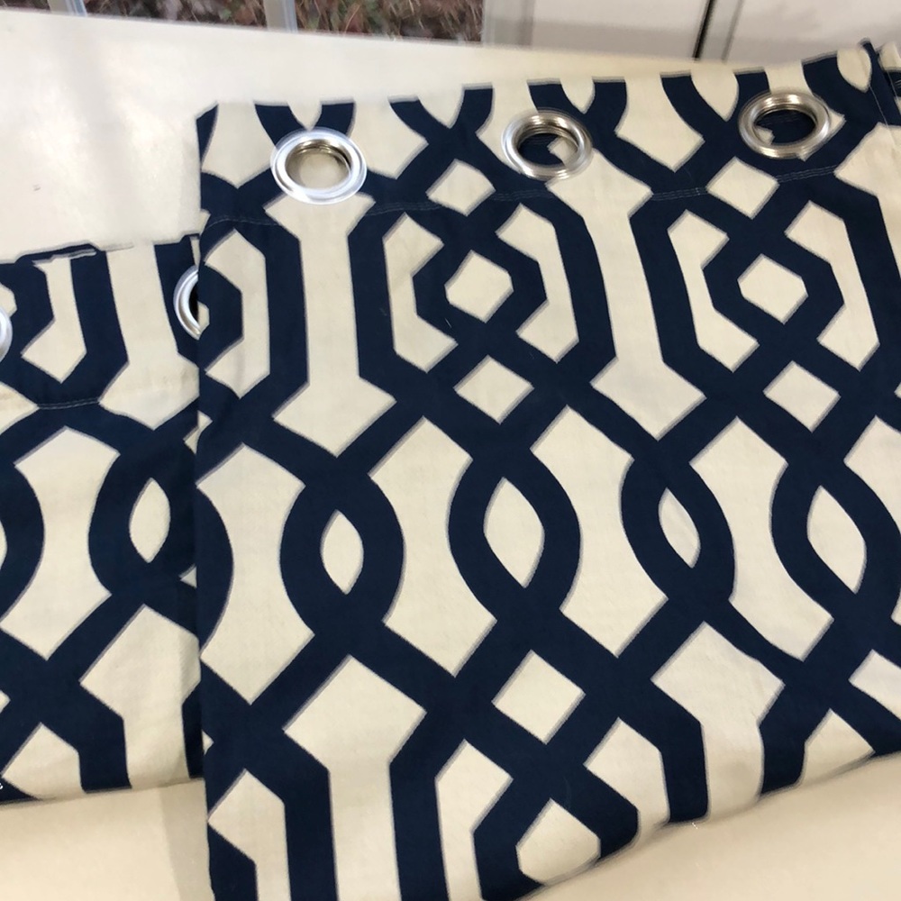 Set of 2 Navy curtains with pattern. 52X84. Excellent condition